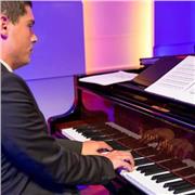Licenciado en Violonchelo y en Piano imparte clases